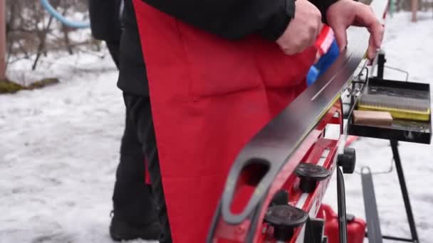 Smering Van Langlaufski Voor Beter Glijden Sneeuw Bij Cross Country — Stockvideo