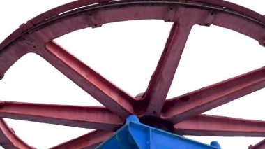 Teleferiğe dönen mekanizma ve teleferiğe ait uç raylı mekanizma. Doğal ışıkta hareket halinde teleferiğe son raylı mekanizma