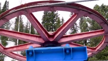 Teleferiğe dönen mekanizma ve teleferiğe ait uç raylı mekanizma. Doğal ışıkta hareket halinde teleferiğe son raylı mekanizma