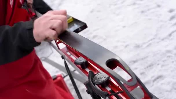 Smering Van Cross Country Ski Voor Een Betere Glijden Sneeuw — Stockvideo