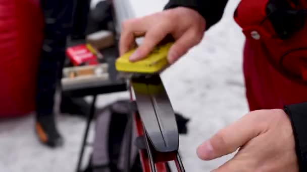 润滑越野滑雪板 更好地在雪地中滑动 越野滑雪比赛准备 — 图库视频影像