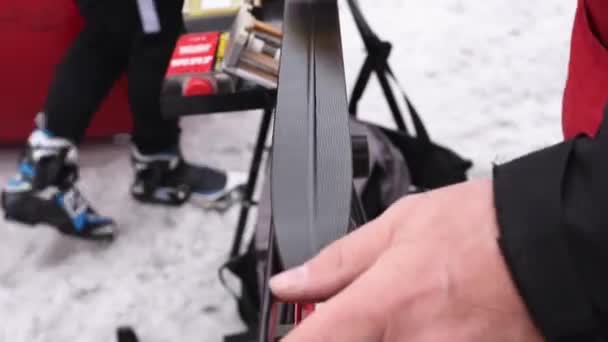 Λίπανση Των Σκι Πολλαπλής Χώρας Για Καλύτερη Ολίσθηση Στο Χιόνι — Αρχείο Βίντεο