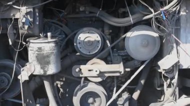 Çalışan bir araba motoru üzerinde hareket kayışı alternatör kayışı. Araba motoru. Vites ve kayışın dönen şaftlarının c aracının motoru 