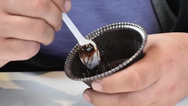 Een Man Eet Chocolade Dessert Houden Het Zijn Handen Close — Stockvideo