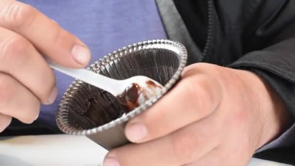 Een Man Eet Chocolade Dessert Houden Het Zijn Handen Close — Stockvideo