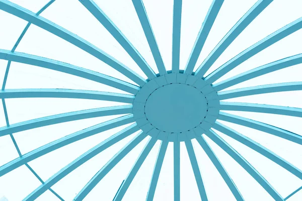 Tavan kontrplak ve polikarbonat yakın çekim yuvarlak. Photo.Tavan ahşap ve mavi cam çatı yapısında. Cam ve ahşaptan yapılmış şeffaf tavan. Soyutlama