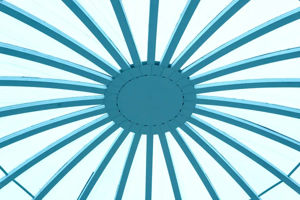 Tavan kontrplak ve polikarbonat yakın çekim yuvarlak. Photo.Tavan ahşap ve mavi cam çatı yapısında. Cam ve ahşaptan yapılmış şeffaf tavan. Soyutlama