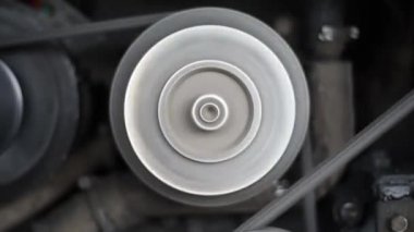 Arabanın motoru, çalışan bir arabada, kayış kasnak kompresör, jeneratör, krank mili hareketi. Otobüsün motoru. Araç motorunun çalışması, kayış kasnak kompresörünün hareketi, jeneratör, krank mili.