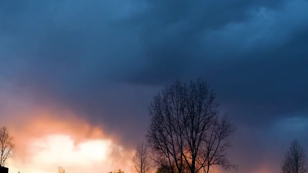 Sonnenuntergang Oder Sonnenaufgang Mit Dunklen Wolken Und Sonnenlicht Gegen Das — Stockvideo