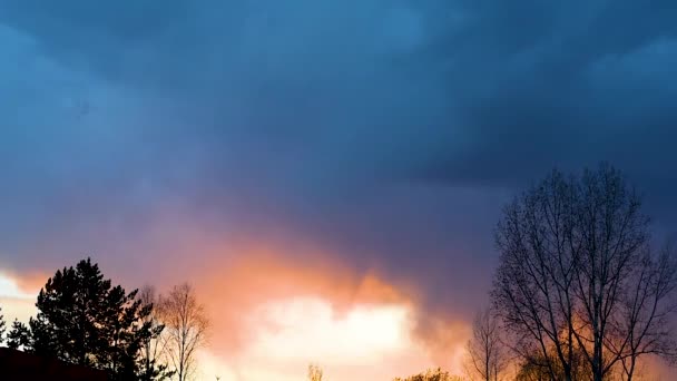 Sonnenuntergang Oder Sonnenaufgang Mit Dunklen Wolken Und Sonnenlicht Gegen Das — Stockvideo