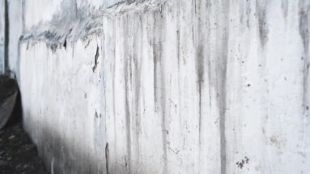 一座废弃的旧建筑的墙壁 雨中肮脏的条带 粉刷的旧墙与肮脏的条和脱落的石膏 — 图库视频影像