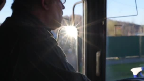 Motorista Volante Ônibus Nos Raios Sol Refletido Partir Espelho Lateral — Vídeo de Stock