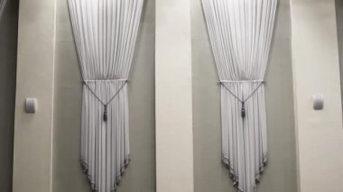 Sahne aydınlatma nesneleri, ışık ışınları ve renkli ışık aydınlatmak için tavana sabitlenir. Duvara monte edilen tiyatral aydınlatma boğuk bir ışık oluşturur 