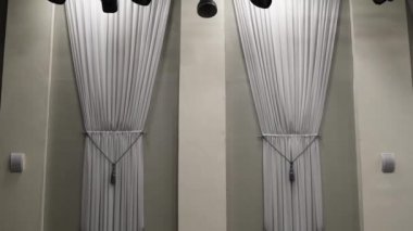Sahne aydınlatma nesneleri, ışık ışınları ve renkli ışık aydınlatmak için tavana sabitlenir. Duvara monte edilen tiyatral aydınlatma boğuk bir ışık oluşturur 