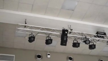 Sahne aydınlatma nesneleri, ışık ışınları ve renkli ışık aydınlatmak için tavana sabitlenir. Duvara monte edilen tiyatral aydınlatma boğuk bir ışık oluşturur 