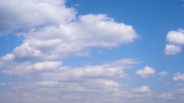 Ağaçların çiçek lenmebaşlangıcının arka planda sıcak bir günde ilkbaharda mavi gökyüzünde bulutlar 
