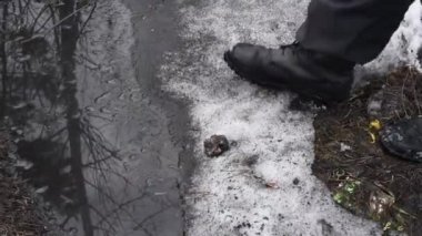 Bir adam eriyen kar altında gizli bir erime su birikintisi içine adımlar. Adam gündüz leri ilkbaharda suya girdi, ayaklarını soğuk suya batırdı. 