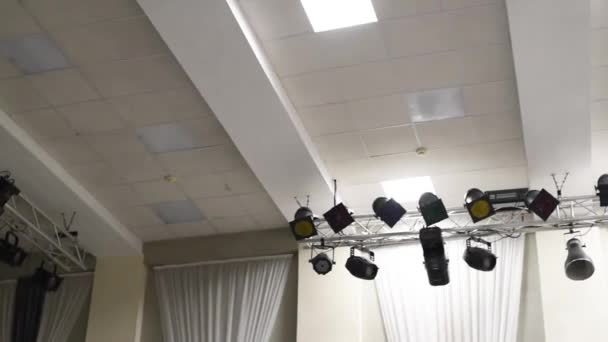 Illuminazione Scenica Fissata Sul Soffitto Illuminare Oggetti Raggi Luce Luce — Video Stock