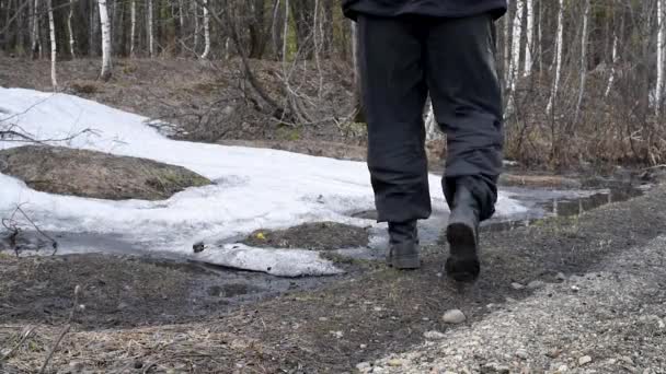 Muž Vysokých Černých Botách Kráčí Volném Sněhu Jaře Lese Muž — Stock video