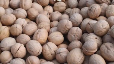 Doğal ışıkta büyük ceviz. Bir kabuk seçilen ceviz gün ışığında masada yalan