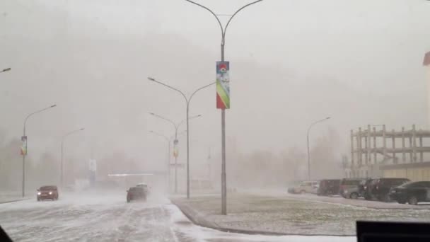 Snö Och Vind Våren Snöstorm Staden Genom Bil Glaset Körning — Stockvideo