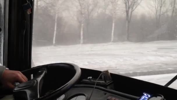 Motorista Volante Ônibus Velho Enquanto Dirige Estrada Vira Volante Close — Vídeo de Stock