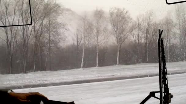 Sneeuw Wind Lente Sneeuwstorm Stad Door Het Autoglas Tijdens Het — Stockvideo
