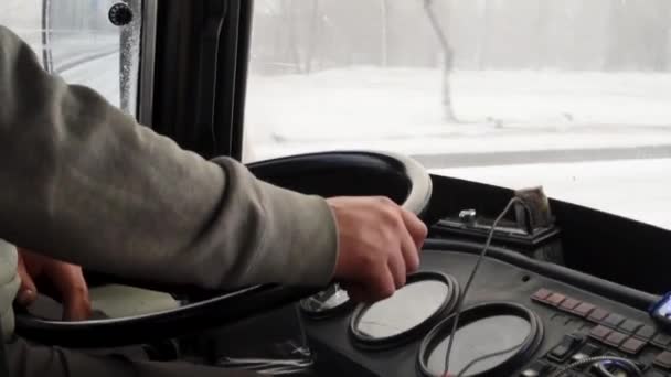司机在一辆旧公共汽车的方向盘后面行驶 而在路上行驶时 转动方向盘 那人把旧方向盘绑着 — 图库视频影像