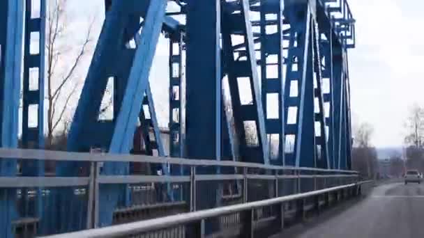 Podróż Przez Most Drogowy Nad Rzeką Wiosną Ciągu Dnia Idziemy — Wideo stockowe