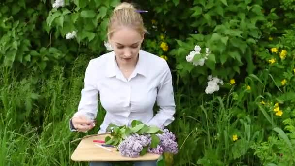 Fille Artiste Sur Fond Lilas Dans Jardin Une Jeune Fille — Video