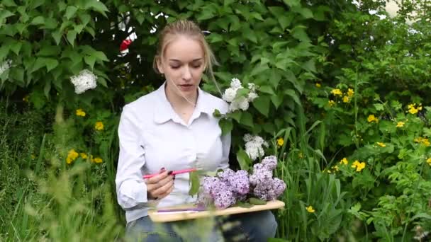 Uma Jovem Uma Artista Engajada Criatividade Desenhando Lilás Vivo Jardim — Vídeo de Stock