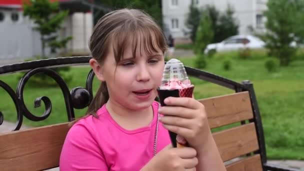 Chica Comiendo Helado Fresa Con Chispas Chocolate Mientras Camina Chica — Vídeo de stock