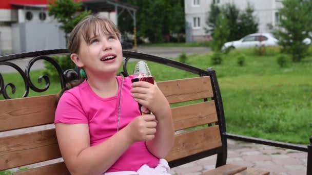 Girlie Při Chůzi Konzumní Jahodovou Zmrzlinu Čokoládovými Chipsy Teplých Dnech — Stock video