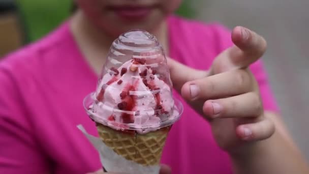 Děvče Chce Jíst Zmrzlinu Holka Vyjme Obal Jahodové Zmrzliny — Stock video