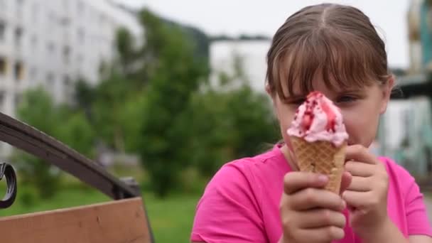 Κορίτσι Θέλει Φάει Παγωτό Κορίτσι Αφαιρεί Περιτύλιγμα Από Παγωτό Φράουλα — Αρχείο Βίντεο