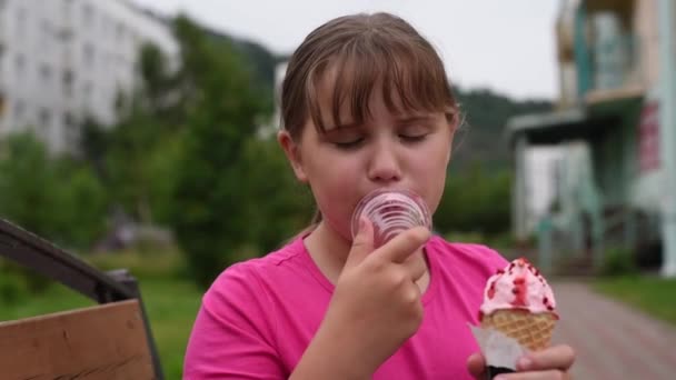 Kislány Akar Enni Fagylaltot Lány Eltávolítja Wrapper Származó Eper Fagylaltot — Stock videók