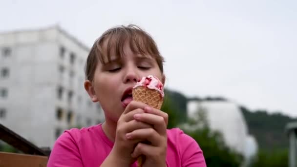 Girlie Chce Jeść Lody Dziewczynka Usuwa Opakowanie Lodów Truskawkowych — Wideo stockowe