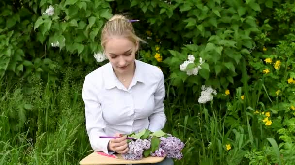 Dívka Umělkyně Proti Pozadí Lilaků Zahradě Mladá Dívka Umělkyně Zabývající — Stock video