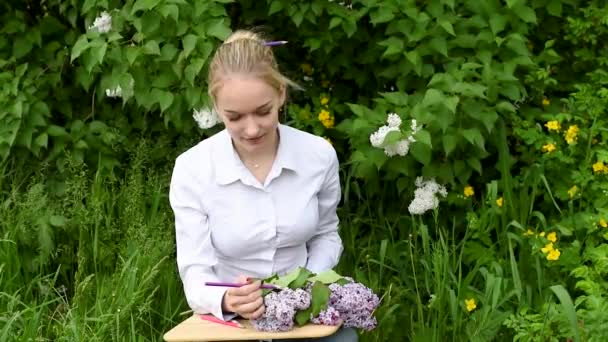 Chica Artista Fondo Las Lilas Jardín Una Joven Una Artista — Vídeos de Stock