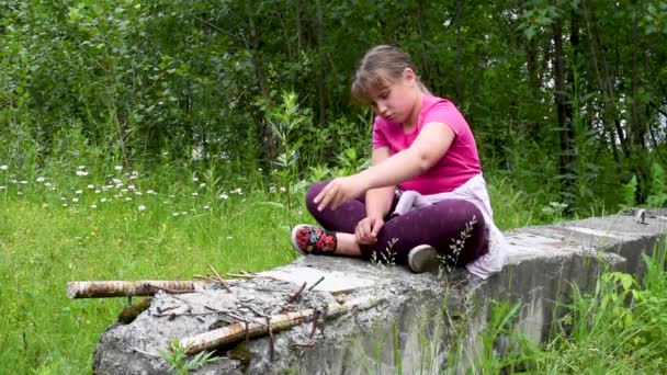 Girlie Sits Remains House Destroyed Explosion Cries Girl Returned Home — Stock Video