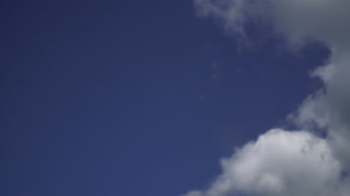 Gökyüzü. Bulutlar üzerinde mavi gökyüzü sinek