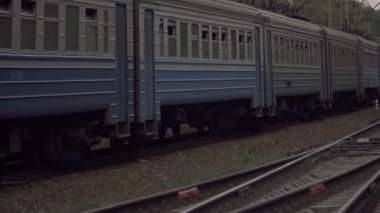 Tren. Eski tren rayları üzerinde geçer