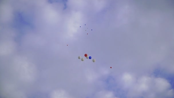 Αερόστατα Μπαλόνια Πετούν Επάνω Στον Ουρανό — Αρχείο Βίντεο