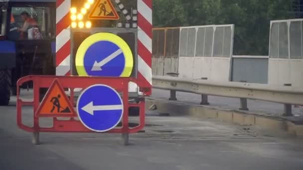 Männer Bei Der Arbeit Straßenschilder Reparaturen Durchgeführt Werden — Stockvideo