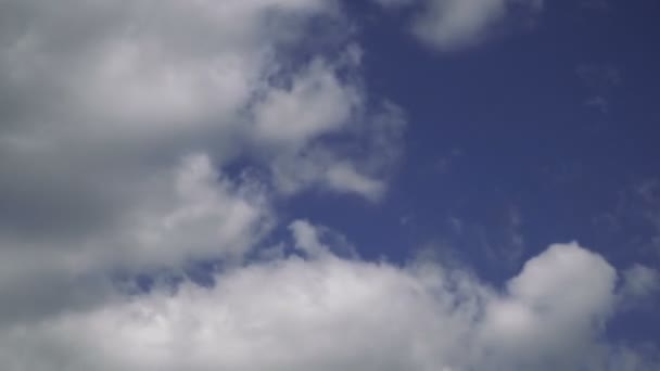 Ciel. Des nuages volent au-dessus du ciel bleu 