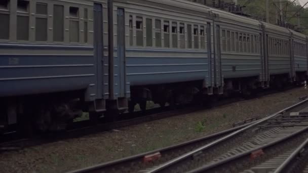 古い列車はレールの上通過します — ストック動画
