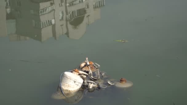 Des Ordures Poubelles Flottant Dans Lac — Video