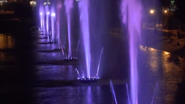 川に色とりどりの噴水 ウクライナ キエフ — ストック動画