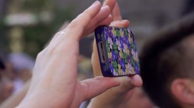 Hareket eden telefon. Cep telefonunuzdaki fotoğraf ve video çekmek