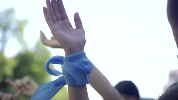 Arms. Kéz tapsol a kezét